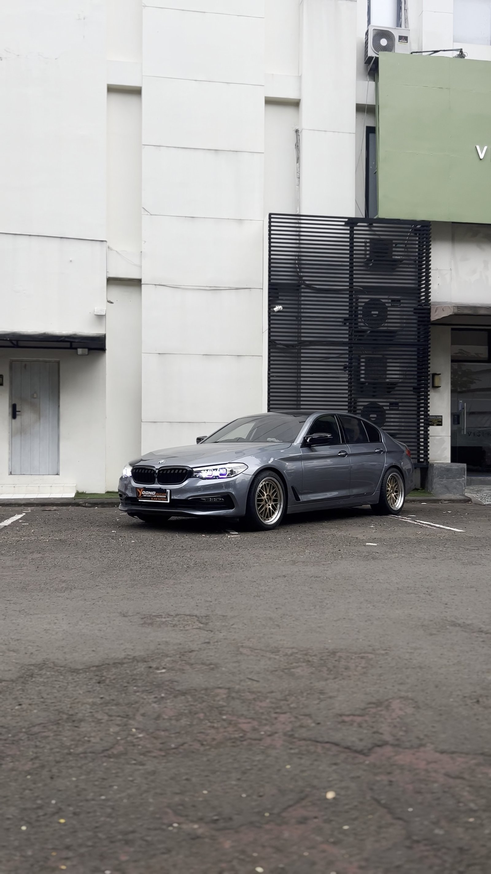 Elegance Meet Extreme Illumination