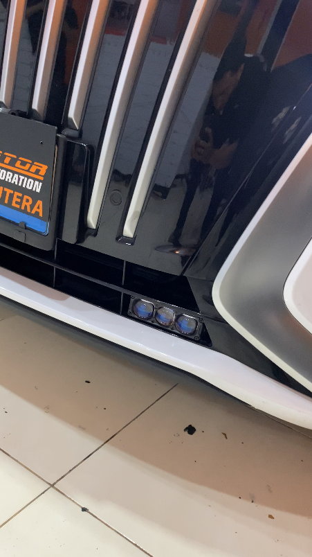 Denza D9 dengan Mini Projie